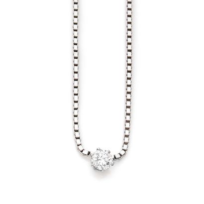 COLLIER
retenant en son centre un diamant...