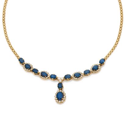COLLIER
retenant un dessin floral en chute...