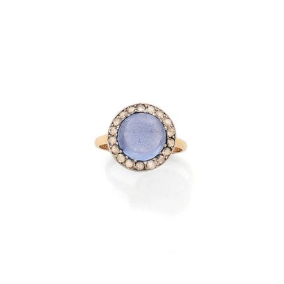 BAGUE
ornée d'un saphir cabochon de 9 carats...