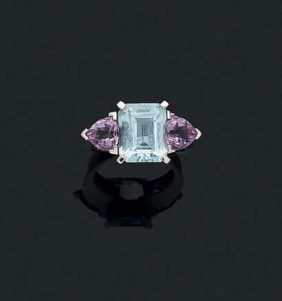 BAGUE 
retenant une topaze rectangulaire...