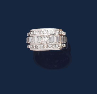 BAGUE
ornée en son centre d'un diamant princesse...