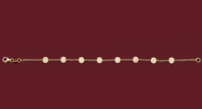 BRACELET
retenant une succession de 8 diamants...