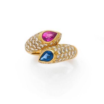 BAGUE TOI ET MOI
ornée de deux saphirs poire...