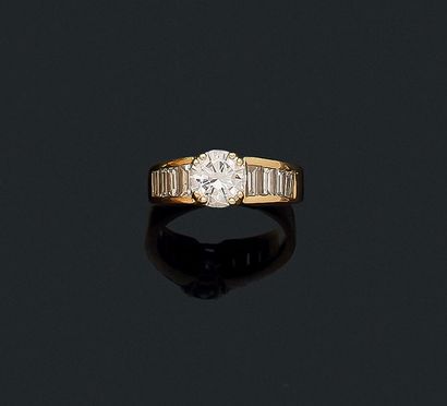 BAGUE 
retenant en son centre un diamant...