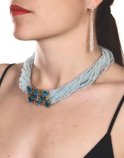 PAIRE DE BOUCLES D'OREILLES
présentant une...