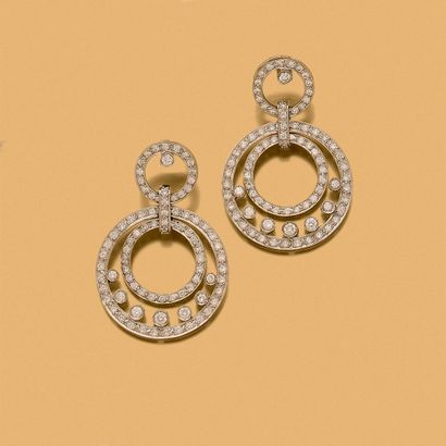 PAIRE DE BOUCLES D'OREILLES 
composée de...