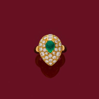 BAGUE 
ornée d'une forme de goutte avec un...
