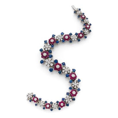 BRACELET
présentant un dessin floral retenant...
