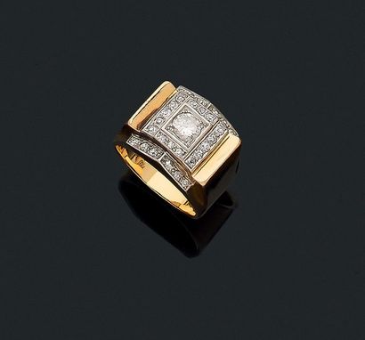 ANNÉES 1950
BAGUE 
retenant en son centre...