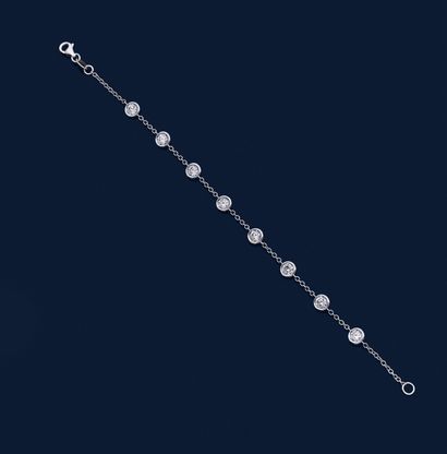 BRACELET
retenant une succession de 8 diamants...