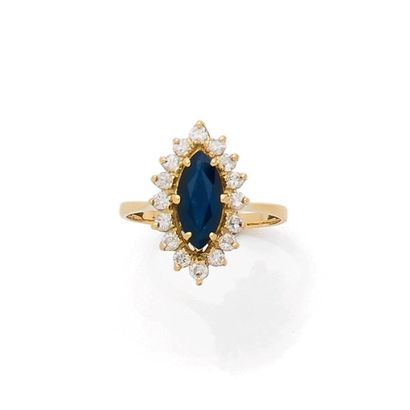 BAGUE NAVETTE
retenant un saphir de forme...