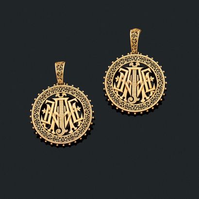 PAIRE DE BOUCLES D'OREILLES
de forme circulaire...