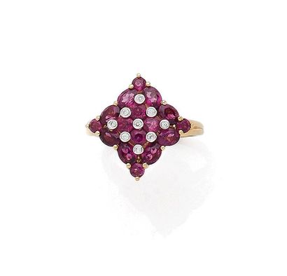 BAGUE
présentant un losange pavé de grenats...