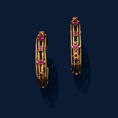 PAIRE DE BOUCLES D'OREILLES
présentant un...