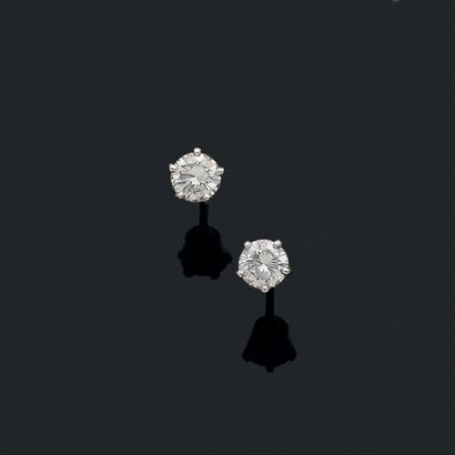 PAIRE DE PUCES D'OREILLES
ornée d'un diamant...