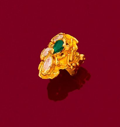ROLAND SCHAD
BAGUE
ornée d'une émeraude poire...