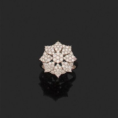 BAGUE
présentant une fleur ajourée pavée...