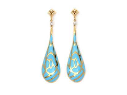 PAIRE DE BOUCLES D'OREILLES
présentant une...