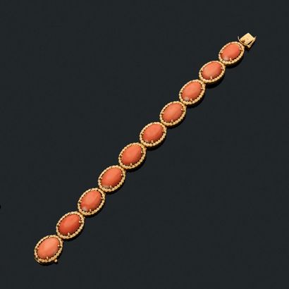BRACELET 
retenant 10 maillons ornés de corail...
