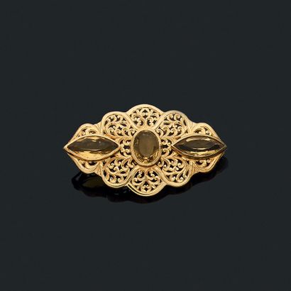 BROCHE
au dessin de volute, retenant en son...