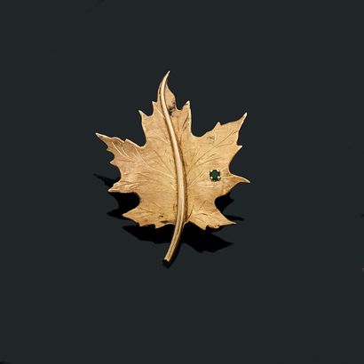 BROCHE 
ornée d'une feuille avec une pierre...