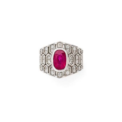 BAGUE
présentant un bandeau retenant en son...