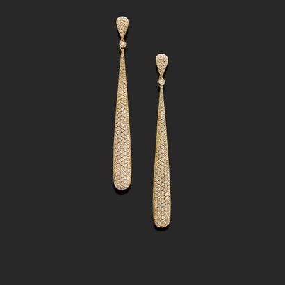 PAIRE DE BOUCLES D'OREILLES
présentant une...