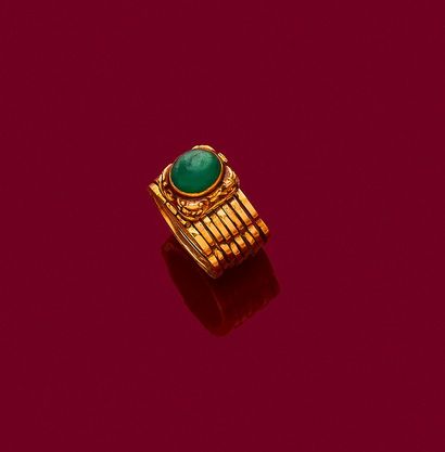 BAGUE 
présentant un décor végétal retenant...