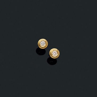 PAIRE DE PUCES D'OREILLES
ornée d'un diamant...