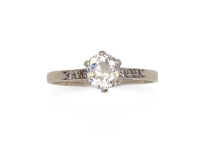 BAGUE 
retenant un diamant coussin taille...