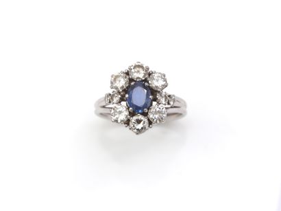 BAGUE 
ornée d'une fleur avec en son centre...
