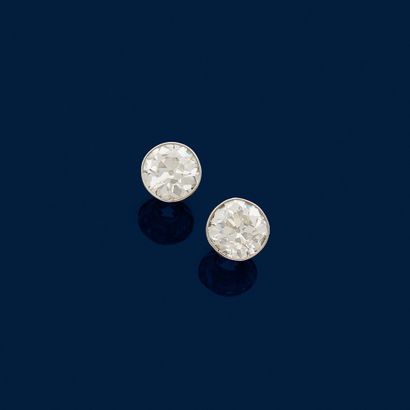 PAIRE DE PUCES D'OREILLES
retenant un diamant...