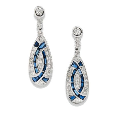 PAIRE DE BOUCLES D'OREILLES 
ornée d'une...