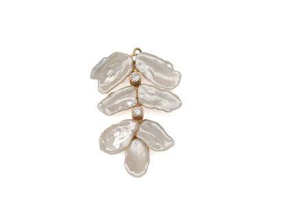 PENDENTIF
composé d'un motif végétal en chute...