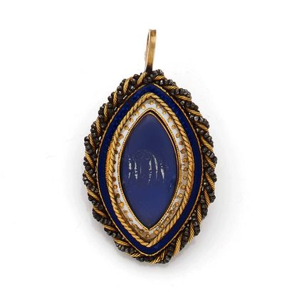 PENDENTIF SOUVENIR
en forme de navette avec...