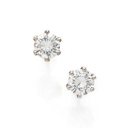 PAIRE DE PUCES D'OREILLES 
ornée d'un diamant...
