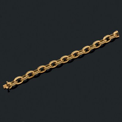 BRACELET 
retenant une succession de maillons...