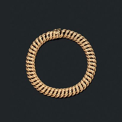 BRACELET 
orné d'une maille américaine. Monture...