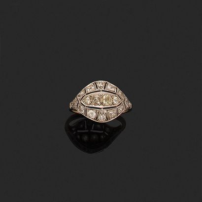 BAGUE
présentant une forme géométrique ornée...