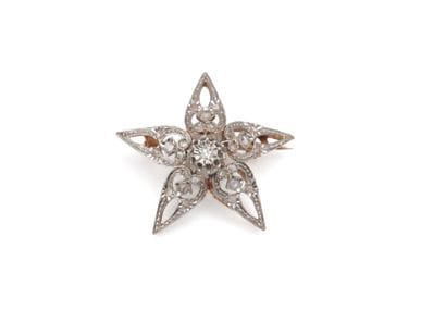 BROCHE 
présentant une étoile ponctuée de...