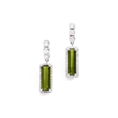 PAIRE DE BOUCLES D'OREILLES
présentant une...