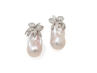 PAIRE DE BOUCLES D'OREILLES
à décor végétal...