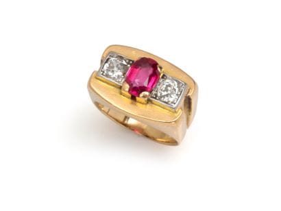 BAGUE 
présentant une pierre rouge ovale...
