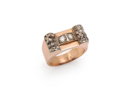 ANNÉES 1940
BAGUE 
retenant un déssin géométrique...
