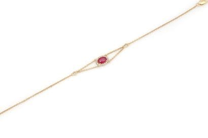 BRACELET
retenant en son centre un rubis...