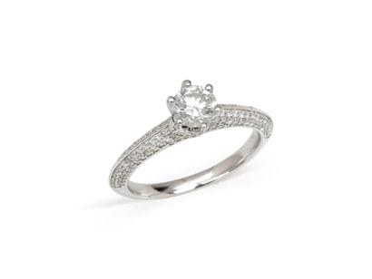 BAGUE 
retenant en son centre un diamant...