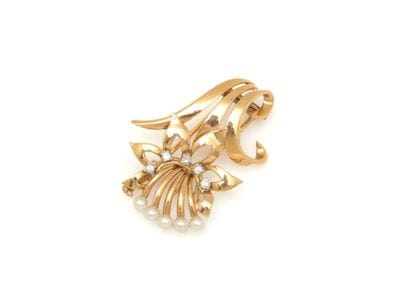 BROCHE
retenant un dessin floral orné de...