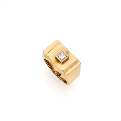 BAGUE TANK
retenant un diamant rond taille...
