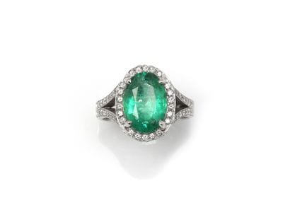 BAGUE
retenant une émeraude ovale de 3.24...