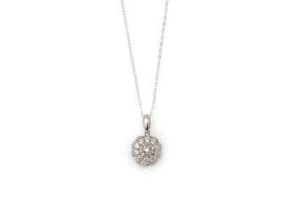 PENDENTIF 
présentant une fleur ornée de...